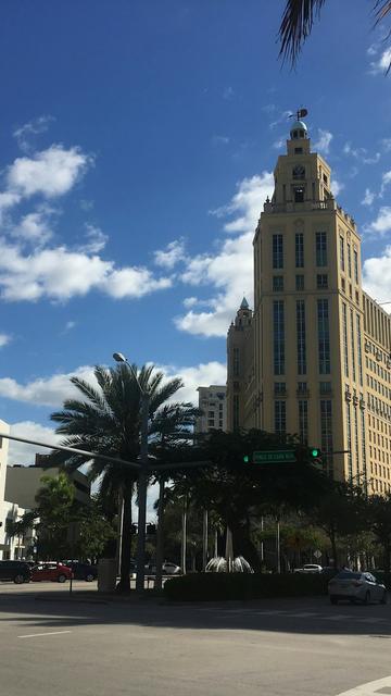 Das 42-Zimmer-Hotel Coral Gables liegt in der Nähe von: Coral Gables, 24 Stunden Fahrt, 5 Minuten zu Fuß vom Stadtzentrum von Coral Gables entfernt.