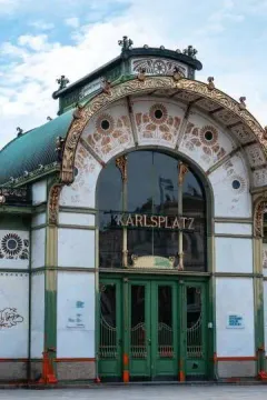 Karlsplatz luggage storage